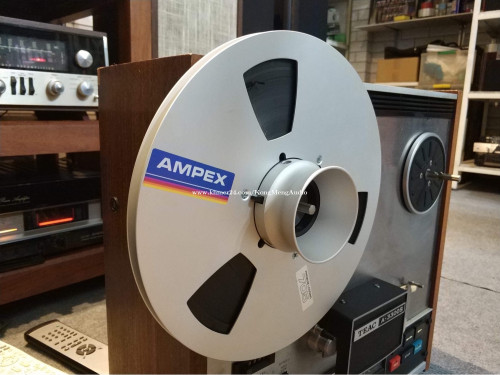 Hub for use with reel to reel player