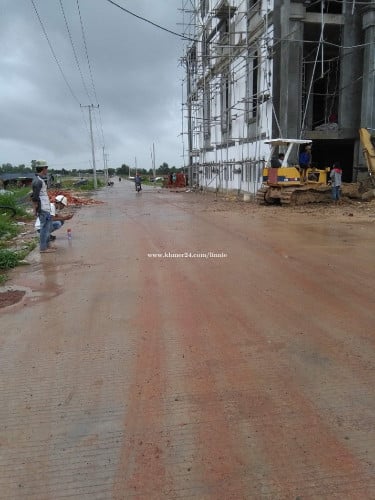 ដីនៅឃ្លាំងលើទល់មុខអាគារខុនដូរតែម្តង