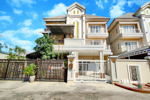 ផ្ទះវីឡាដ៏ស្រស់ស្អាត លក់នៅ (បុរីហាយធិច) - Villa For Sale at Borey High Tech