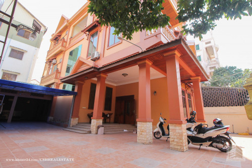 Villa 6 bedrooms for rent in Phsa Daeum Thkov Area ( Toul Tompong)