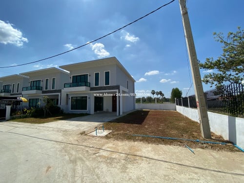 វីឡាលើដី២ឡូ / Villa​ on 2 lots of land (Borey Williams)