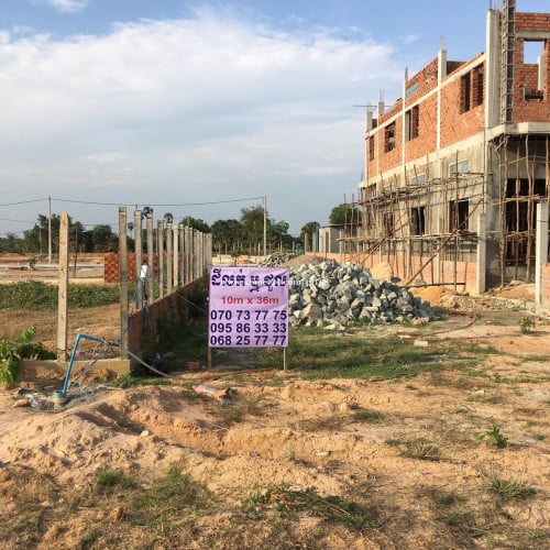 ដីជួលនៅផ្លូវជាតិ 6A ជិតផ្សាពួក សៀមរាប 12m X 58m ផ្លូវមុខក្រោយដី