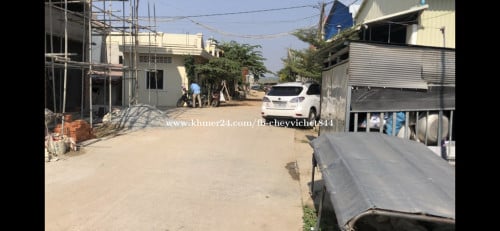 ដីចោមចៅជាប់ផ្លូវធំចរចារបាន