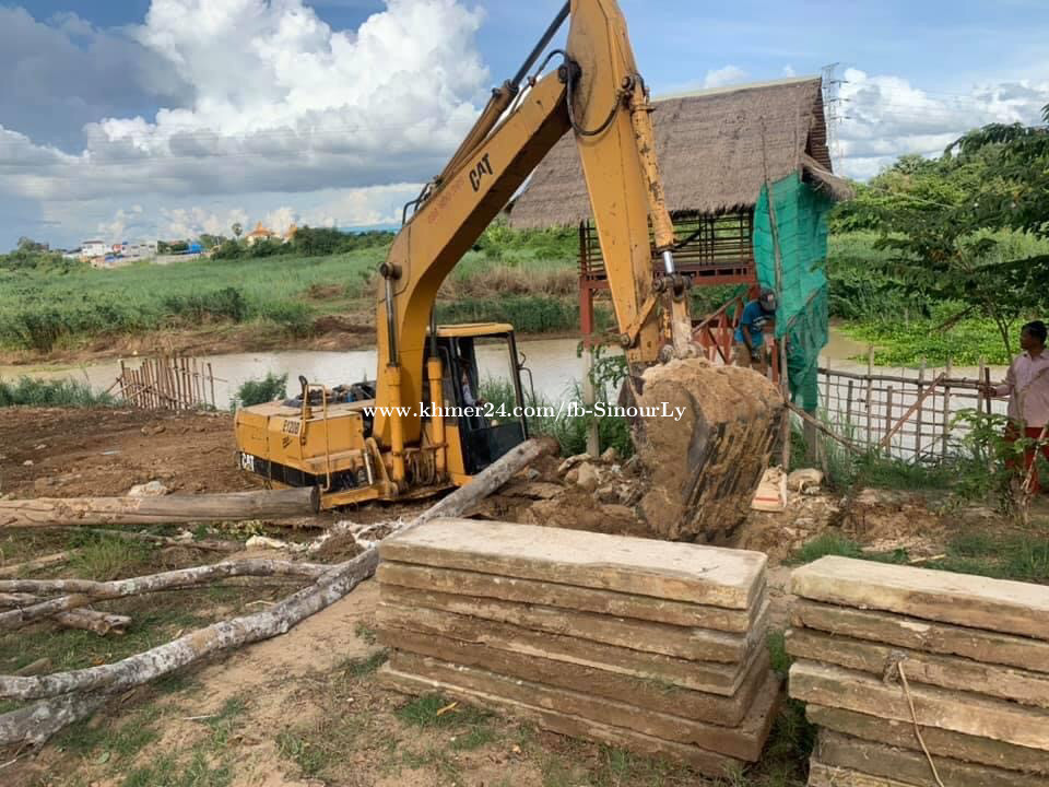 អេស្កាសំរាប់ជួល Excavator for rent in Phnom Penh, Cambodia on