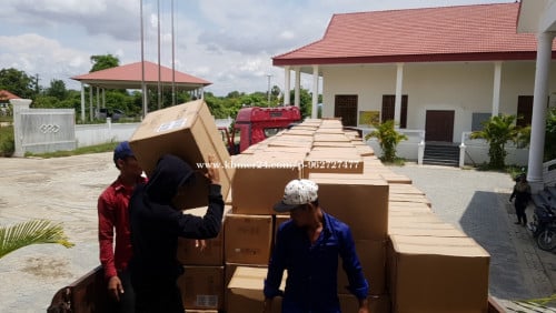 មានមនុស្សជួលលើកអីវ៉ាន់ People hired to lift luggage 受僱搬運行李的人