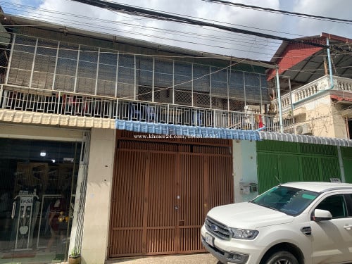 ផ្ទះបីល្វែងលក់បន្ទាន់។ អាចធ្វេីខុនដូបាន. Land for sale can be built as Condo