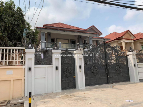 Nice villa for sale in Borey piphum tmei wat samrong adet