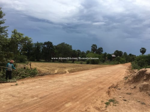 ដីលក់ អាចសាងសង់ការាសសាំង ឬលក់គ្រឿងសំណង់បាន ជាប់ប្រឡាយ ហុងស៊ុយល្អមានដង្ហើមទឹក