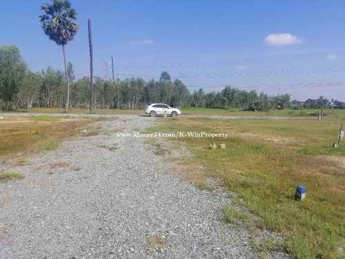 ដីលក់ក្បែរភ្នំបាសិត