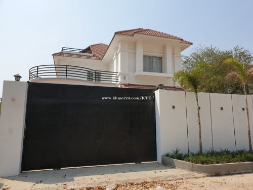 Newly refurbished villa for rent near Kuor Srov roundabout on national road 2.