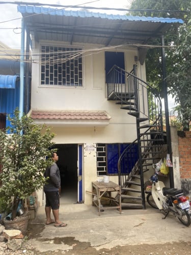 ផ្ទះលក់នៅក្រោយផ្សារដីទំហំ4m*15m សង្កាត់ភ្នំពេញថ្មីខណ្ឌសែនសុខភ្នំពេញ