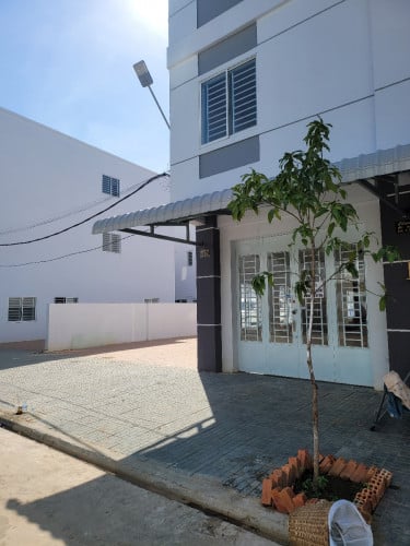 ផ្ទះជួល រឺ លក់ ពិភពថ្មីគួរស្រូវ៣  មានសល់ដីចំហៀងផ្ទះ ៧មែត្រ អាចធ្វើឃ្លាំងបាន