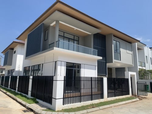 វិឡាទោលកែងជិតសួនលក់ក្នុងបូរីចាក់តុមុខ២ ( ម្ចាស់ផ្ទាល់ មានចំណូលស្រាប់ជួលបាន800ដុល្លា ) ចូលនៅបានតែម្តង