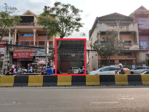 ដីនៅទល់មុខសាលាជាស៊ីមសាមគ្គីលក់បន្ទាន់