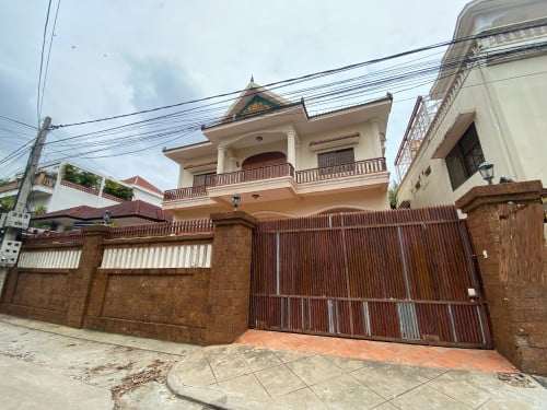 5 bedrooms Villa available for rent in Tonle Bassac Area (Near BKK1)