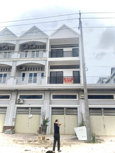 ផ្ទះល្វែងលក់ភូមិអូត្រេះ ៣០០ម ពីមាត់សមុទ្រ បី ជាន់