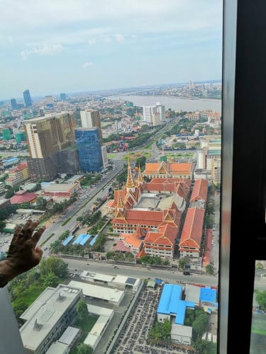 ខុនដូលក់(The Bridge)ជាន់១៩ តំលៃ ២៤០០០០ដុលឡា