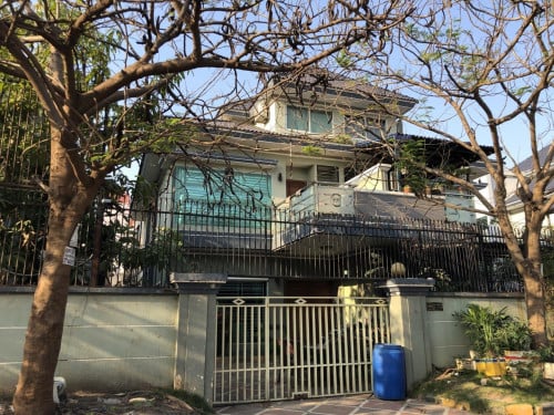 វីឡាភ្លោះលក់ ជាប់ផ្លូវសាធារណៈ អាចរកស៊ីបាន (លក់បន្ទាន់)