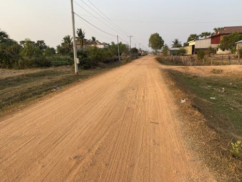 ដីលក់បន្ទាន់ទីតាំងល្អជាប់ផ្លូវ មានភ្លើងរដ្ឋ មនុស្សកុះករ ម្ចាស់ផ្ទល់​ (cheap land and best location)