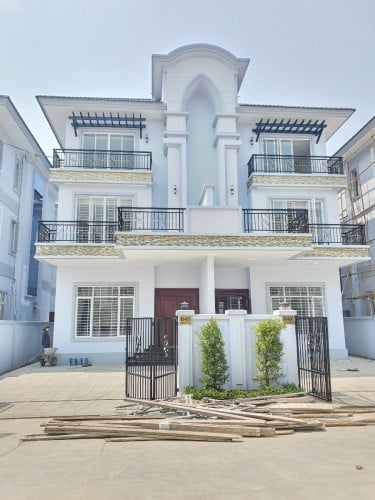 ផ្ទះវីឡាភ្លោះលក់បន្ទាន់តម្លៃក្រោមទីផ្សារ