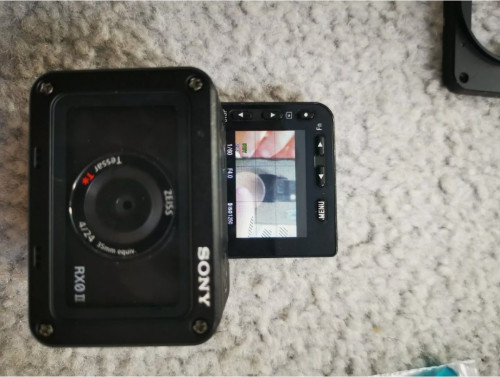 កាមេរ៉ា sony cybershot rx0 ii 15.3MP និង គ្រឿងបន្ថែមយ៉ាងច្រើន