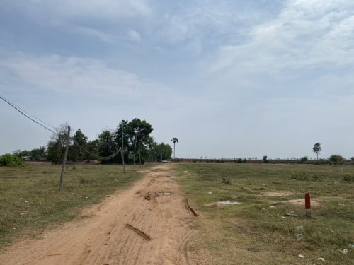 ដីលក់​ ចុះពីផ្លូវជាតិ130ប្រហែល700ម៉ែត្រ​ ភូមិច្រាំត្បូង​ ឃុំព្រះនិព្វាន​ ស្រុកគងពិសី​ ស្ពឺ