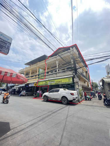 ផ្ទះកែងលក់2ល្វែង តម្លៃ៖ $1,080,000 ចរចា ខណ្ឌទួលគោក ជាប់ផ្សារគីឡូលេខ4