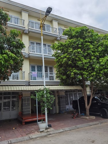 ផ្ទះ​លក់ ឬជួលជ្រោយចង្វា ផ្សាររុងរឿង