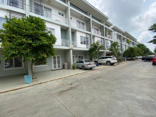 ផ្ទះបុរី ប្រភេទ LC2 (ល្វែងកូនកាត់) Peng Huoth- The Star Premier