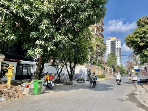 Land and Modern Villa  For Sale In Beoung Keng Kang 1 (BKKI), 6,000$ Per Sqm, Very Good Price