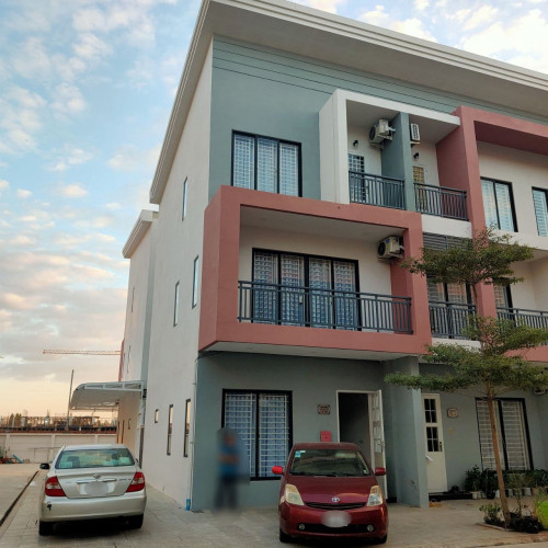 ផ្ទះកែងលក់ Villa Link-A នៅក្នុងបុរី អារ៉ាតា ហ្កាដិន រ៉េស៊ីឌិនស៏ (សែនសុខ)