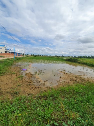 ដីសម្រាប់លក់ដីក្បែរក្រុងទីតាំងល្អជាប់ផ្លូវ10m  មួយការ៉េចចារ