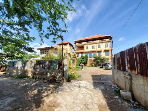 ដីនៅទឹកថ្លា