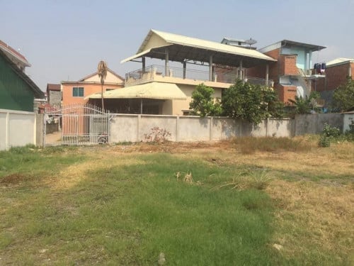 ដីធំសម្រាប់ធ្វើឃ្លាំង