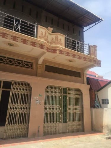 ផ្ទះល្វែងនៅក្រោយ Acileda ទឹកថ្លា