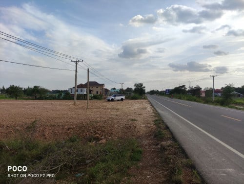 ដីអាជីវកម្មជាប់ផ្លូវជាតិលេខ ១១