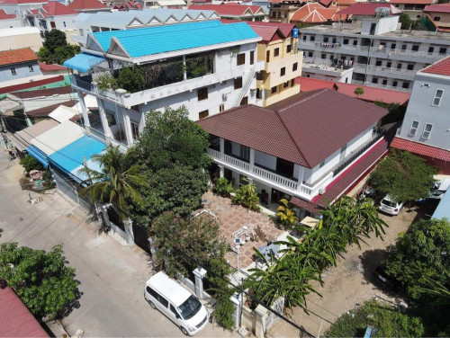 វីឡាធំក្រោយក្រសួងពាណិជ្ចកម្ម 10 បន្ទប់ 576 ម៉ែត្រការេ ចតឡានបាន 4-5 គ្រឿង តំបន់សន្ដិសុខខ្ពស់