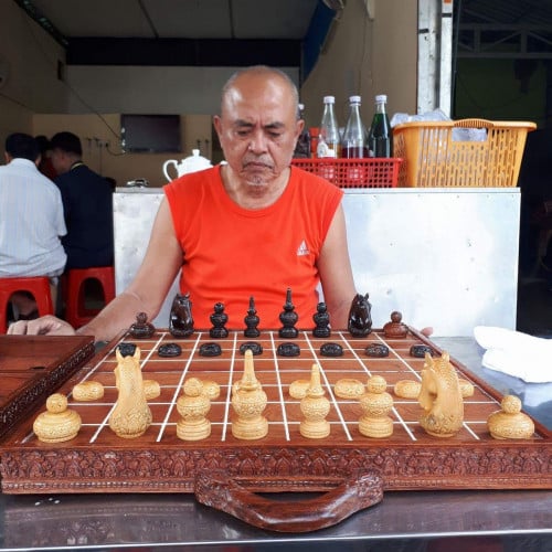ឈុត​ក្ដារ​និង​កូន​អុក​ឆ្លាក់​ដោយ​លោកគ្រូ​បារាំង​