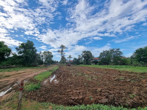 ដីកែង៣ផ្លូវ លក់បន្ទាន់