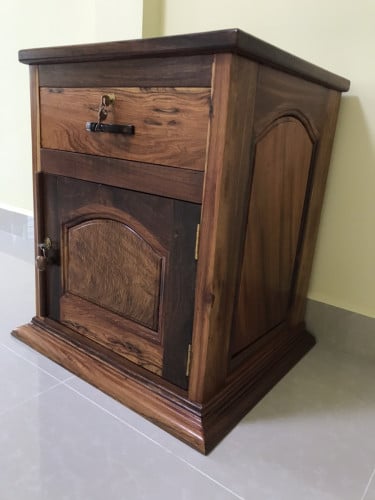 ទូរក្បាលគ្រែឈេីធ្នង់