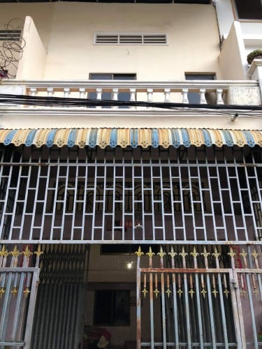 ផ្ទះលក់កណ្តាលក្រុងនៅឃ្លាំងរំសេវជាប់របងអនុវិទ្យាល័យទឹកល្អក់