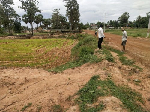 ដីលក់ប្រញ៉ាប់ខ្លាំងក្រោយផ្សារបាត់ដឹង