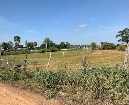 ដីធំល្អ​ ក្បែរផ្សារដេីមគរថ្មី ក្រសួងការពារជាតិ​ មន្ទីរពេទ្យកាល់ម៉ែត្រថ្មី