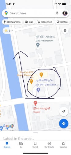 ដី​ និងផ្ទះ​ ទីតាំងល្អ​ ។  ព័ន្ធជុំវិញទៅដោយគម្រោងបុរីធំៗ។  ត្រឹម​ 10នាទី​ ពី​ ផ្សារ​Aeon2 និង​ Makro