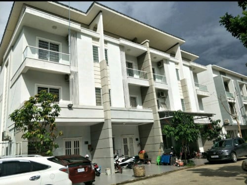 ផ្ទះសម្រាប់លក់បន្ទាន់ $128000(ចរចារ)មានចំណូលស្រាប់500$ នៅបុរីវ៉ារីណា ផ្លូវទ្រីហេង ជិតផ្សារឈូកមាស