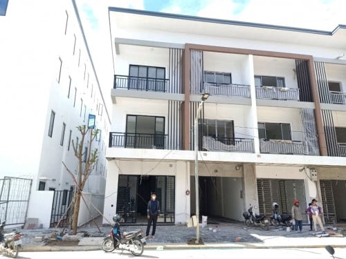 ផ្ទះប្រកបអាជីវកម្មសំរាប់ជួល (ផ្ទះថ្មីមិនទាន់ចូលនៅ)