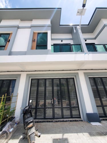 ផ្ទះលក់នៅក្រុងតាខ្មៅ, ជិតព្រលានយន្តហោះថ្មី