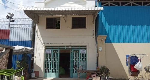 ផ្ទះលក់ក្រោយវត្តព្រែកហូរ​ ក្បែររោងចក្រ​ អាចរកស៊ីលក់ដូរបាន