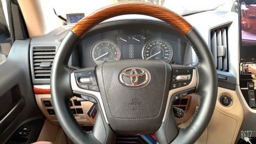 តំលៃទន់ៗ កាត់បានមុនចំនេញ TOYOTA LANDCRUISER V6 សាំង ឆ្នាំ 2012 (ស្ស៊ីន) Full Option Plus
