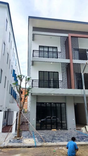 ផ្ទះកែងថ្មីលក់ (មិនទាន់បានចូលរស់នៅទេ)